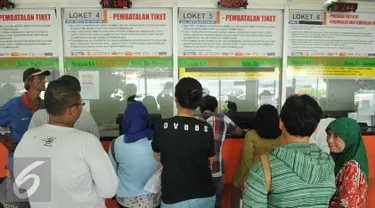 Calon penumpang mengantre tiket di Stasiun Senen, Jakarta (3/5/2016). Jelang libur panjang pada tanggal 5 dan 6 Mei penjualan tiket kereta api sudah terjual habis. (Liputan6.com/Gempur M Surya)