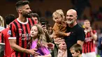 Penyerang AC Milan #09 Olivier Giroud dan putrinya Jade merayakan di samping pelatih AC Milan Stefano Pioli dan kerabatnya pada akhir pertandingan terakhir mereka saat melawan Salernitana dalam matchday terakhir Serie A di San Siro, Minggu (26/5/2024) dini hari WIB. (MARCO BERTORELLO / AFP)