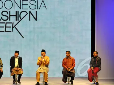 Ketua DPD Irman Gusman (ketiga kanan) dalam sebuah sesi perbincangan di seremoni pembukaan Indonesia Fashion Week (IFW) 2015 di Jakarta Convention Center, Kamis (26/2). (Liputan6.com/Panji Diksana)