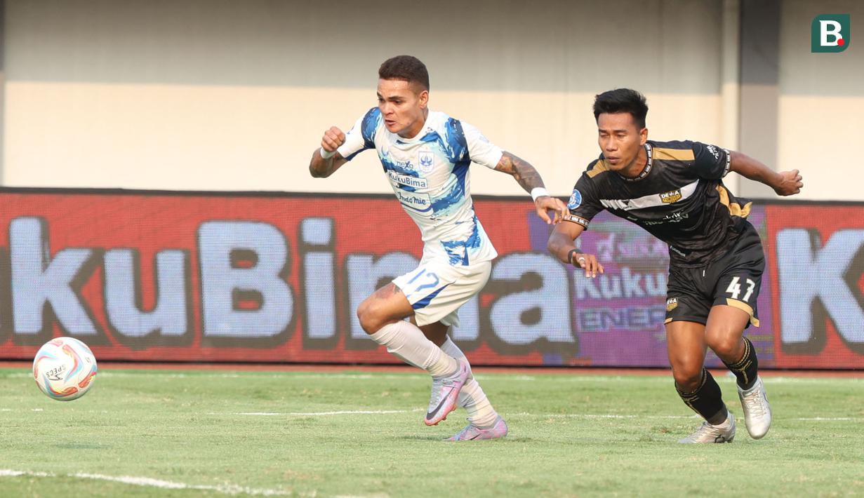 Pemain PSIS Semarang, Paulo Gali Freitas, berusaha melewati pemain Dewa United, Agung Mannan, pada laga pekan kedelapan BRI Liga 1 2023/2024 di Stadion Indomilk Arena, Tangerang, Senin (14/8/2023). PSIS Semarang menang telak 4-1 atas Dewa United. (Bola.com/M Iqbal Ichsan)