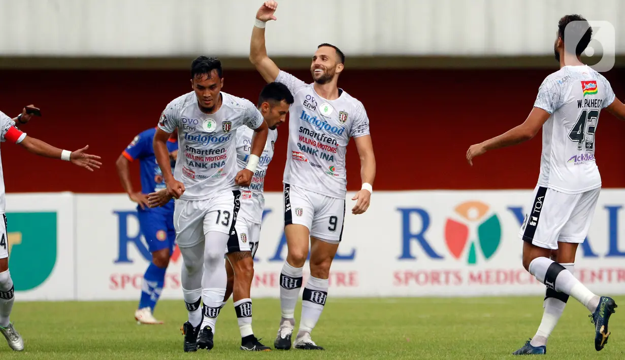 Selebrasi pemain Bali United, Ilija Spasojevic (tengah) usai menjebol gawang ke gawang Persiraja Banda Aceh, dalam pertandingan Babak Penyisihan Grup D Piala Menpora 2021 di Stadion Maguwoharjo, Sleman, Senin (29/3/2021). Bali United menang 2-0 atas Persiraja. (Bola.com/Ikhwan Yanuar)