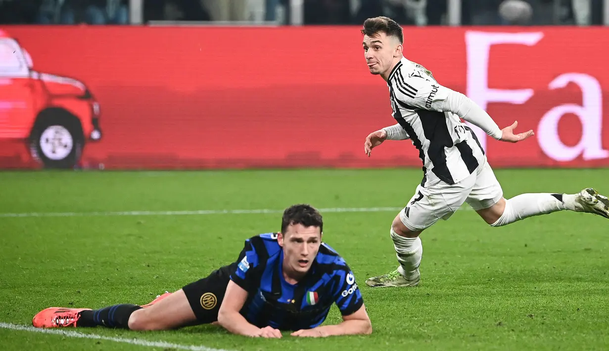 Penyerang Juventus, Francisco Conceicao (kanan) melakukan selebrasi setelah mencetak gol bagi timnya saat pertandingan pekan ke-25 Serie A Italia 2024/2025 melawan Inter Milan di Stadion Juventus di Allianz Stadium, Turin pada Minggu 16 Februari 2025 waktu setempat atau Senin 17 Februari 2025 dini hari WIB. (Isabella BONOTTO/AFP)