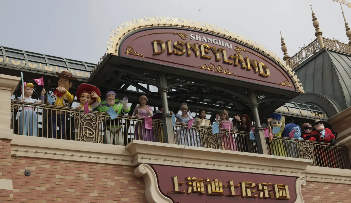 Karakter dan pegawai Disney menyambut wisatawan di taman hiburan Disneyland, Shanghai, China, Senin (11/5/2020). Walt Disney Co resmi membuka kembali Disneyland Shanghai mulai hari ini. (AP Photo/Chen Si)