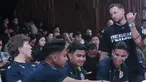 Pemain Persib Bandung, Marc Klok, berbincang dengan pemain Oxford United, Ole Romeny, sebelum acara konferensi pers terkait Piala Presiden 2025 di SCTV Tower, Senayan, Jakarta Pusat, Jumat (4/7/2025). (Bola.com/M Iqbal Ichsan)