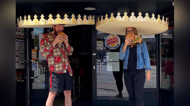 Burger King Bagikan Topi Lebar untuk Menjaga Jarak Aman ...