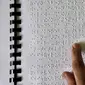 Santri penyandang tunanetra membaca Al Quran Braille di Yayasan Raudlatul Makfufin, Tangerang Selatan, Kamis (24/5). Yayasan yang berdiri sejak tahun 1983 ini memproduksi Al Quran Braille sebanyak 60 buku setiap harinya. (Liputan6.com/Fery Pradolo)