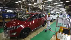 Pekerja mengecek hasil pembuatan mobil Toyota Fortuner dan Innova di TMMIN Karawang Plant 1, Jawa Barat, Kamis (23/2). Ekspor kendaraan roda empat diprediksi tumbuh sebesar tujuh persen di sepanjang 2017. (Liputan6.com/Immanuel Antonius)