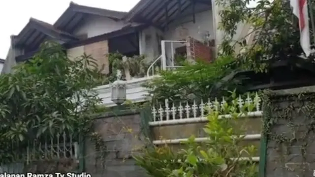 Rumah mendiang Poppy Mercury (YouTube/Ramza TV Studio)