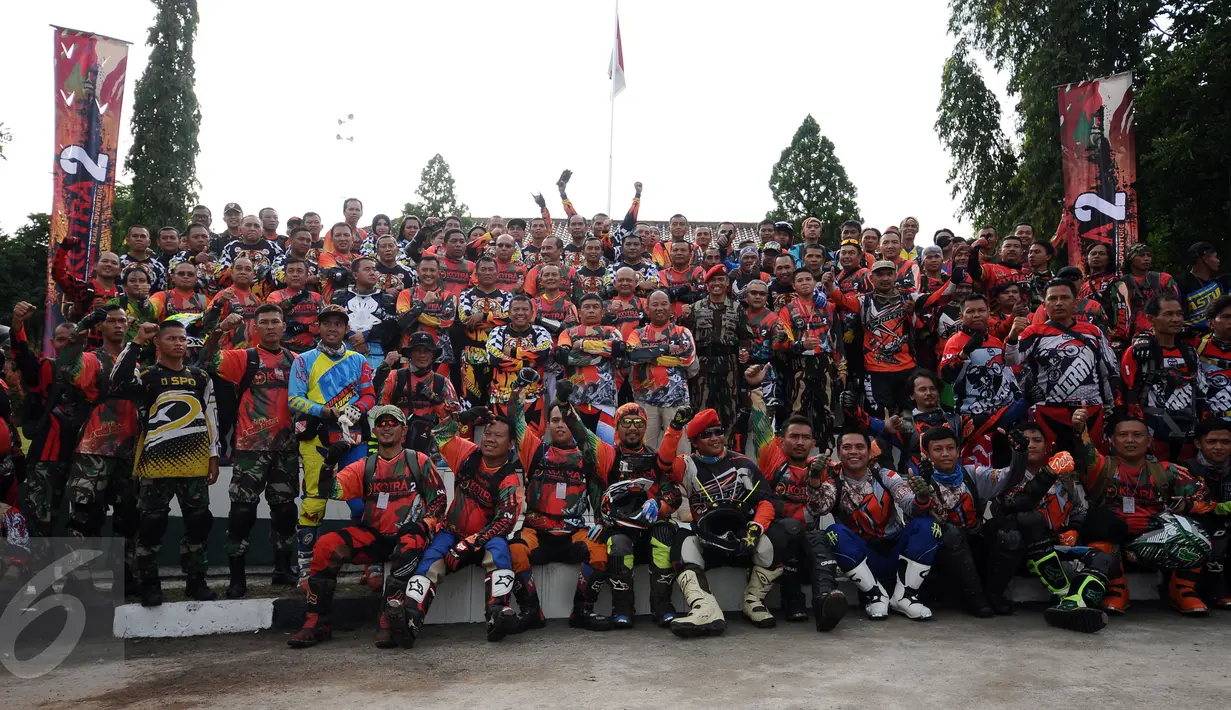 Ratusan kroser berfoto bersama jelang pembukaan Komando Trail Adventure (Kotra) 2 di Yon 14 Grup 1 Kopassus, Bogor, Jabar, Sabtu (8/4). Acara ini dibuka langsung Danjen Kopassus Mayjen TNI Madsuni. (Liputan6.com/Helmi Fithriansyah)