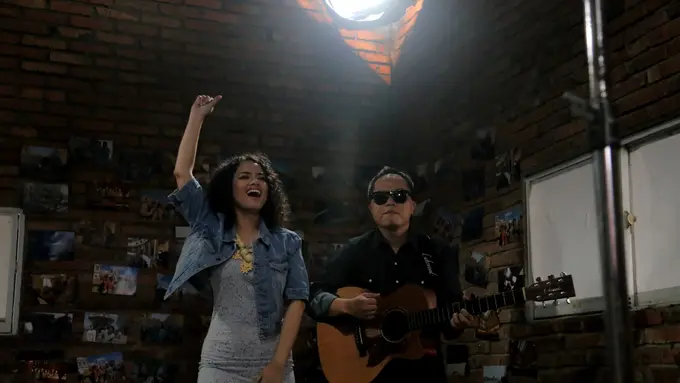 Sandhy Sondoro Satukan Video Klip dengan Film Negeri Van Oranje