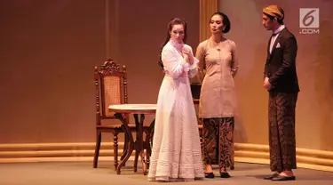 Reza Rahadian,Chelsea Islan dan Marsha Timothy dalam pertunjukkan ketiga Bunga Penutup Abad di Gedung Teater Jakarta, Taman Ismail Marzuki, Jakarta (17/11). Pertunjukkan ini berlangung 17 dan 18 November 2018. (Fimela.com/Bambang E.Ros)