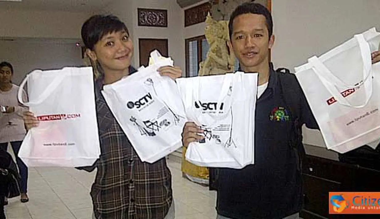 Citizen6, Denpasar: Peserta workshop SGTC mendapat bingkisan usai mendaftar. (Pengirim: Edowardo)