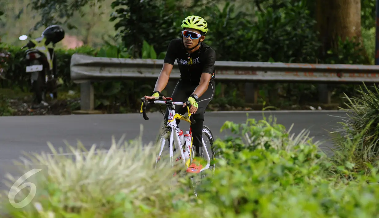 Pebalap sepeda, M Fadli Imammudin saat berlatih melintasi jalan Raya Puncak Cianjur, Bogor, Kamis (23/2). Menurutnya, persiapan intensif dan terarah telah dilakukan sejak beberapa pekan terakhir. (Liputan6.com/Helmi Fithriansyah)