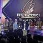 Direktur Utama PT Surya Citra Media Tbk (SCMA) Sutanto Hartono berfoto bersama dengan penerima penghargaan Liputan 6 Award 2017 di SCTV Tower, Jakarta, Sabtu (20/5). Sebanyak enam orang terpilih meraih Liputan 6 Awards 2017. (Liputan6.com/Faizal Fanani)