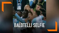 Selebrasi unik dilakukan penyerang Marseille, Mario Balotelli, setelah mencetak gol. Ia langsung selfie bersama rekan setim dan luapkan kegembiraan.