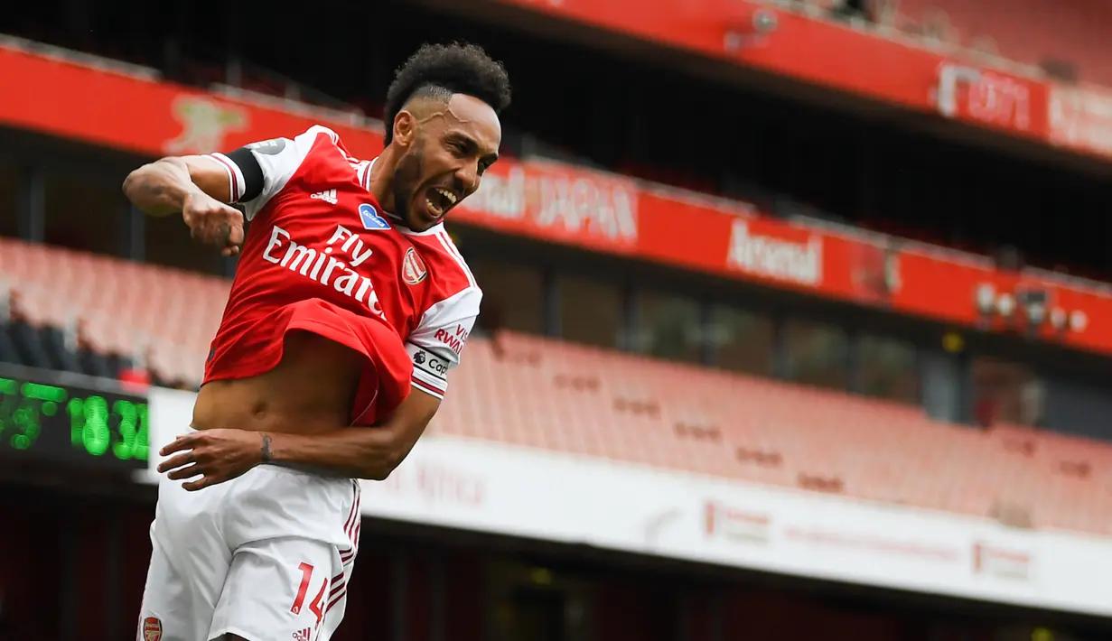 Striker Arsenal, Pierre-Emerick Aubameyang, merayakan gol yang dicetaknya ke gawang Norwich City pada laga lanjutan Premier League pekan ke-32 di Emirates Stadium, Kamis (2/7/2020) dini hari WIB. Arsenal menang 4-0 atas Norwich City. (AFP/Shaun Botterill/pool)