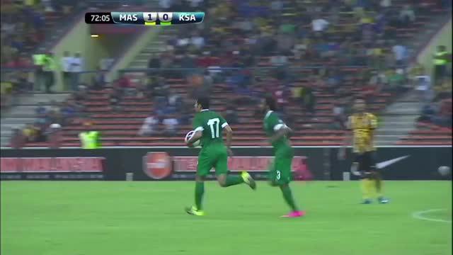 Petasan yang dilempar ke lapangan oleh oknum suporter Malaysia menghentikan laga kualifikasi Piala Dunia 2018 antara Malaysia vs Arab Saudi di Stadion Shah Alam, Kuala Lumpur.