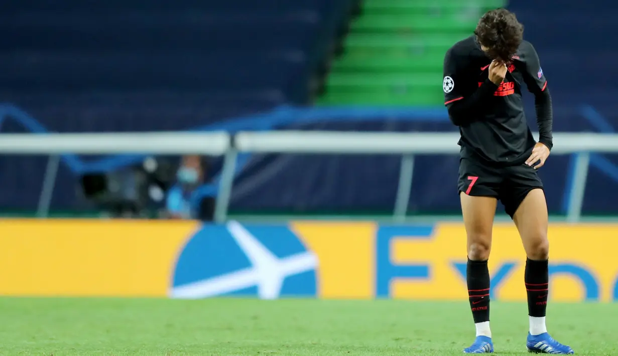 Pemain Atletico Madrid, Joao Felix, tertunduk lesu usai dikalahkan RB Leipzig pada perempat final Liga Champions 2019/2020 di Estadio Jose Alvalade, Jumat (14/8/2020) dini hari WIB. Atletico Madrid kalah 1-2 atas RB Leipzig. (AFP/Miguel A. Lopes/pool)