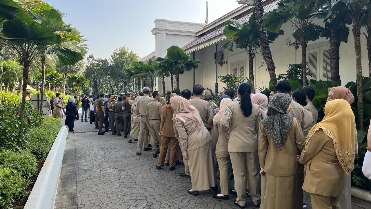 Aparatur Sipil Negara (ASN) Balai Kota DKI Jakarta kembali masuk kerja, Selasa (16/4/2024) usai libur Lebaran Idul Fitri 1445 H.