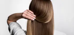 Cegah rambut lepek sekarang juga! Dengan mengenali penyebab umum dan beberapa solusi yang dikenal ampuh mengatasinya hanya dengan satu klik saja. (Sumber: Freepik).