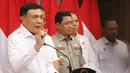 Menteri Koordinator Bidang Politik dan Keamanan (Menko Polkam) Djamari Chaniago didampingi  Kepala Badan Nasional dan Penanggulangan Bencana Letjen TNI Suharyanto saat jumpa pers usai rapat koordinasi (rakor) penanganan kebakaran hutan dan lahan (karhutla) di Jakarta, 10 Agustus 2026. (KLY/Arie Basuki)