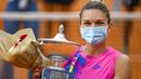 Petenis Romania, Simona Halep, memeluk trofinya saat meraih gelar juara Italia Terbuka 2020 di Foro Italico, Roma Italia, Senin (21/9/2020). Simona Halep menjuarai Italia Open 2020 setelah Karolina Pliskova mundur karena cedera pada menit ke-32. (AFP/Riccardo Antimiani/pool)