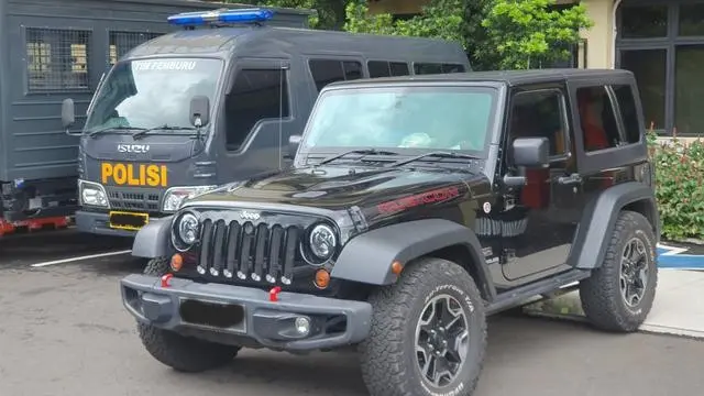 Penampakan Mobil Jeep Rubicon hitam yang dipakai tersangka Mario Dandy Satriyo anak pejabat Kantor Wilayah Direktorat Jenderal Pajak (DJP) Jakarta Selatan yang diduga melakukan penganiayaan. (Merdeka.com/Bachtiarudin Alam)