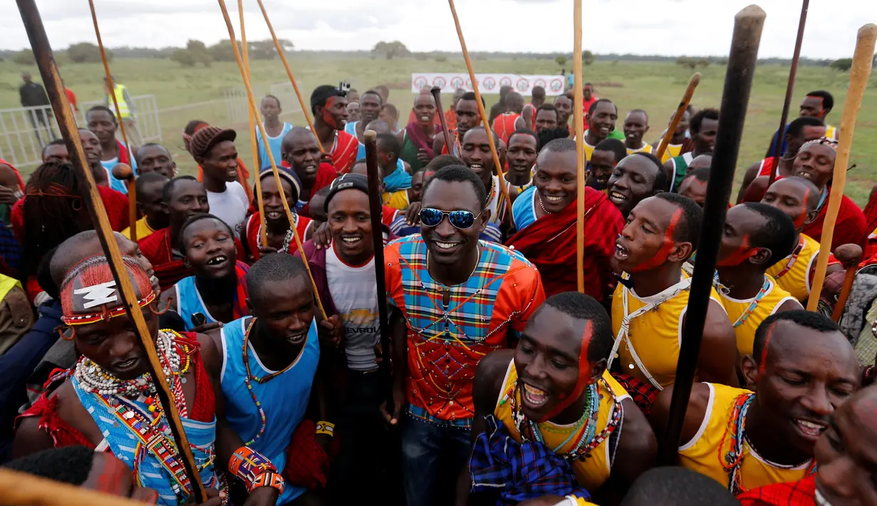 Peraih medali emas dalam Olimpiade Rio, David Rudisha (tengah) berfoto bersama dengan para atlet sebelum Olimpiade Masai 2016 dimulai di cagar alam Sidai Oleng, kaki Gunung Kilimanjaro dekat perbatasan Kenya-Tanzania (10/12). (Reuters/Thomas Mukoya)