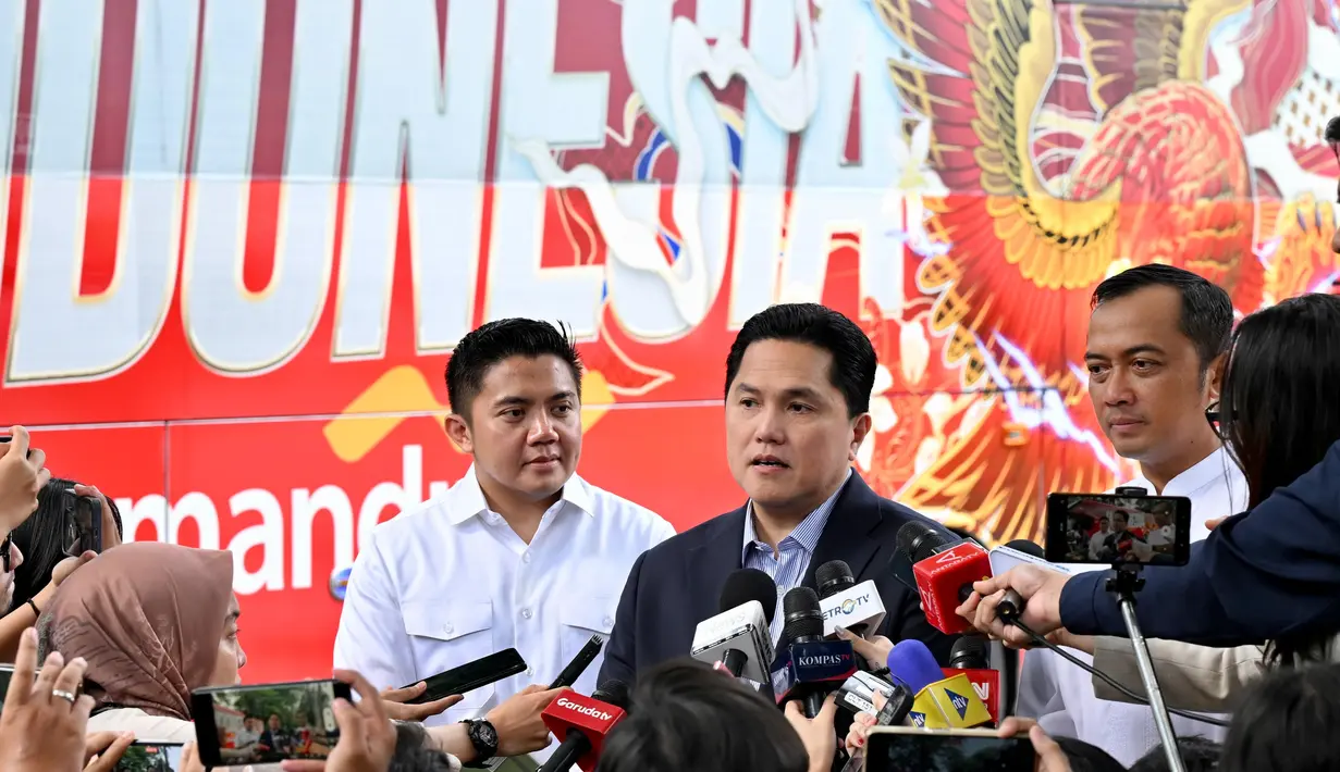 Ketua Umum PSSI, Erick Thohir memberikan keterangan di depan wartawan setelah kunjungan Timnas Indonesia ke kediaman Presiden Prabowo di Kartanegara, Jumat (06/06/2025). Acara ini merupakan bentuk apresiasi dari presiden untuk kemenangan Skuad Garuda atas China dalam laga putaran ketiga Kualifikasi Piala Dunia 2026. (Biro Pers Sekretariat Presiden/Cahyo)