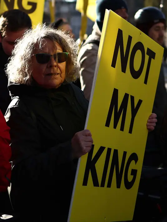 Pengunjuk rasa dari kelompok anti-monarki Republik berdemonstrasi menjelang pembukaan parlemen, di seberang Gedung Parlemen di London pada 7 November 2023. (HENRY NICHOLLS/AFP)