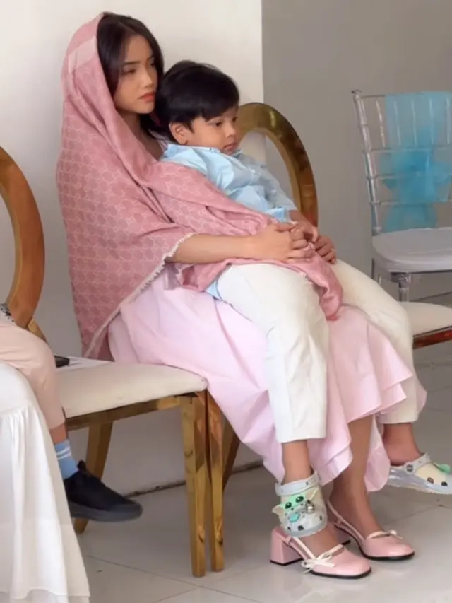 Fuji An tampil mengenakan kerudung pink saat Gender Reveal dan Tujuh Bulanan Kakaknya . [@fuji_an]