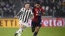 Gelandang Juventus, Federico Bernardeschi membawa bola dari kejaran pemain Cagliari, Charalampos Lykogiannis pada pertandingan Liga Serie A Italia di Stadion Allianz, Turin, Rabu (22/12/2021). Juventus kini berada di posisi kelima klasemen Serie A dengan 34 poin. (Fabio Ferrari/LaPresse via AP)