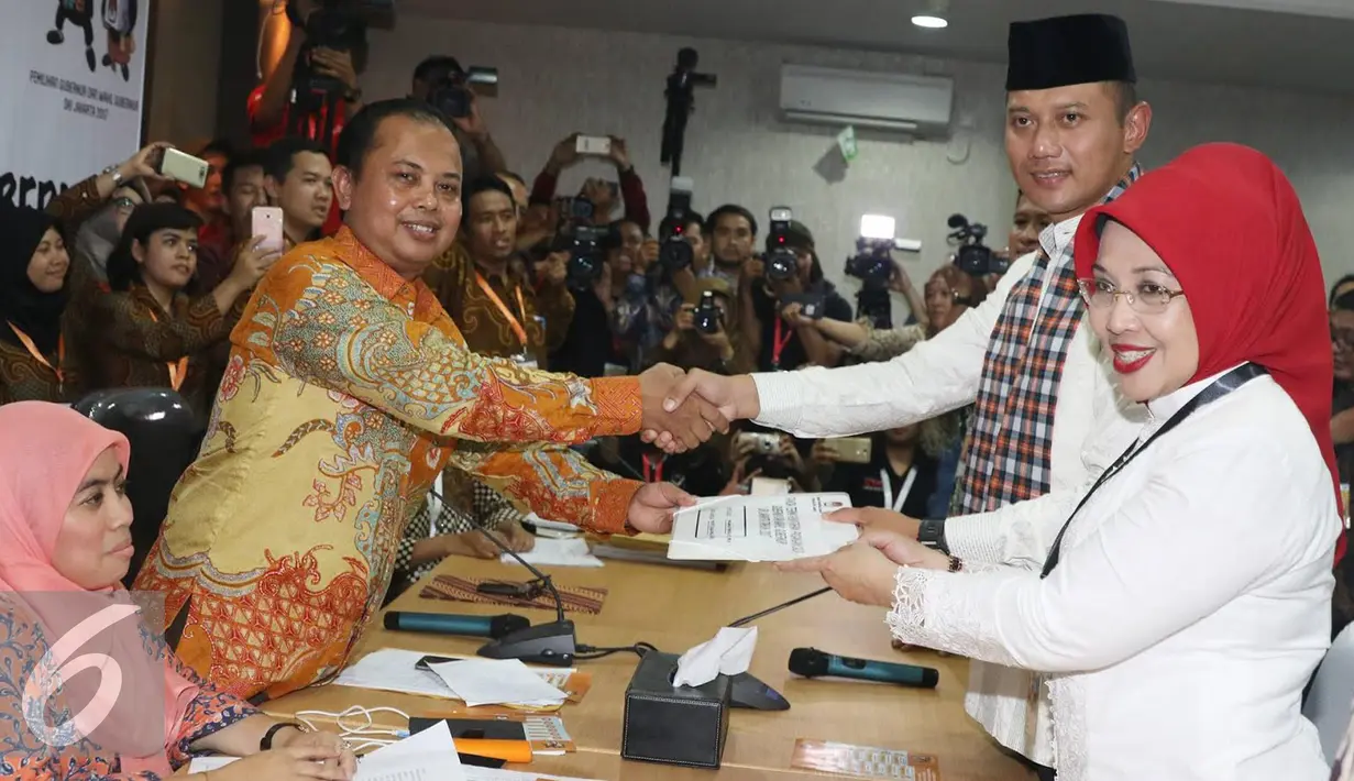 Agus Harimurti Yudhoyono dan Sylviana Murni resmi mendaftar ke KPUD Jakarta sebagai pasangan Cagub dan Cawagub DKI Jakarta 2017, Jumat (23/9). Agus dan Sylviana diusung oleh Partai Demokrat, PKB, PPP, dan PAN.(Liputan6.com/Immanuel Antonius)