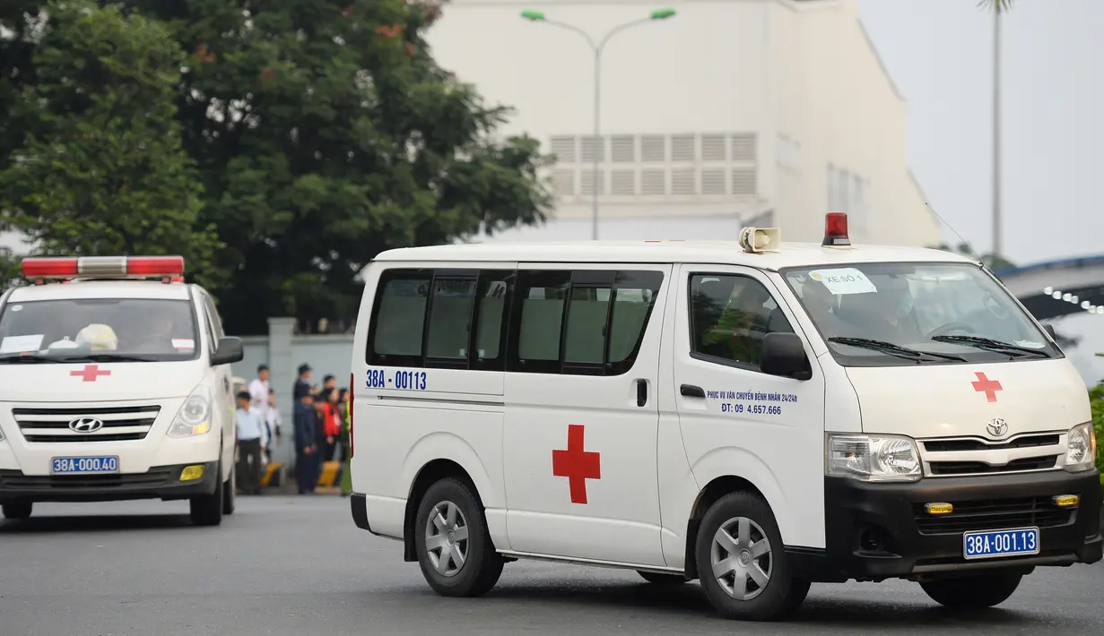 Ambulans yang membawa belasan jenazah yang ditemukan tewas dalam truk kontainer di Inggris, meninggalkan bandara internasional Noi Bai, Hanoi, Rabu (27/11/2019). Begitu tiba di Vietnam, sebanyak 16 dari 39 jenazah dibawa ke kampung halaman mereka masing-masing dengan ambulans. (Nhac NGUYEN/AFP)