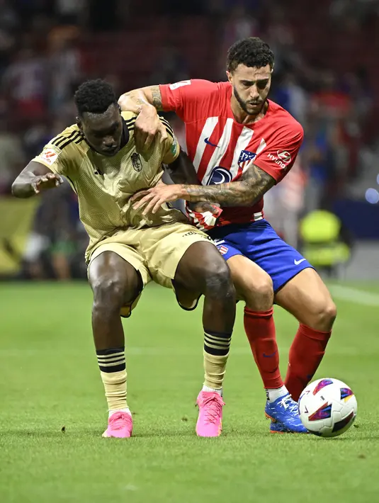 Sementara, Granada hanya mampu melesakkan satu gol via aksi Samu Omorodion. (Photo by JAVIER SORIANO / AFP)
