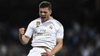 Striker Real Madrid Luka Jovic merayakan gol ke gawang Osasuna sebelum dianulir VAR. (AFP/Oscar Del Pozo)