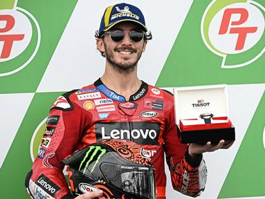 Pebalap Ducati Lenovo Team, Francesco Bagnaia merayakan kemenangannya di posisi terdepan pada sesi kualifikasi MotoGP Thailand di Sirkuit Internasional Buriram, Sabtu 26 Oktober 2024. (Lillian SUWANRUMPHA/AFP)