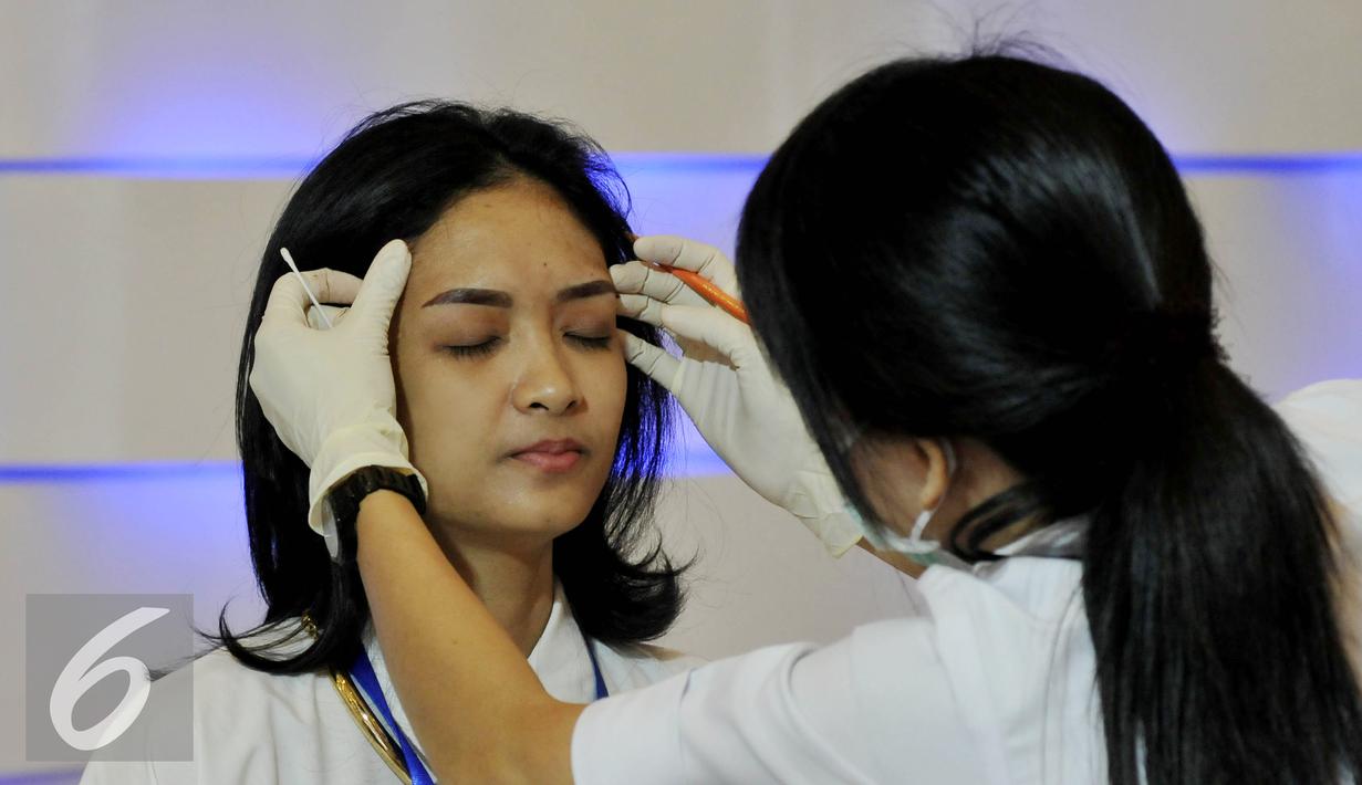 Pengunjung mencoba sejumlah alat kecantikan saat digelarnya pameran alat kecantikan dan di Jakarta Convention Center (JCC), Jakarta, Sabtu (17/10). Acara akan berlangsung hingga 17 Oktober 2015. (Liputan6/Johan Tallo)