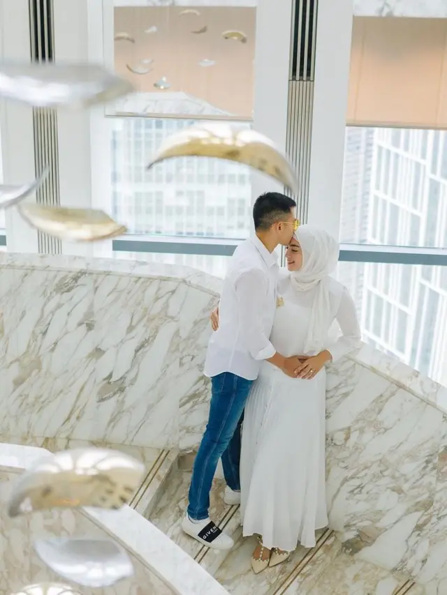 Inspirasi Outfit Couple Ala Citra Kirana dan Rezky Aditya