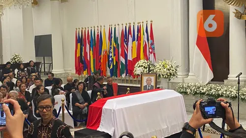 Menteri Luar Negeri RI Sugiono pada Kamis (11/9/2025) di Gedung Pancasila, Jakarta, menyampaikan penghargaan kepada istri almarhum, Priscila Purba, yang setia mendampingi Zetro selama 16 tahun berkarier di Kemlu RI (Dok. Liputan6.com/Teddy Tri Setio).