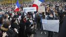 Orang-orang berkumpul di alun-alun Republique dengan poster bertuliskan "Tidak untuk kebiadaban" dan "Saya seorang. Guru" untuk demonstrasi di Paris (18/10/2020). (AP Photo/Michel Euler)