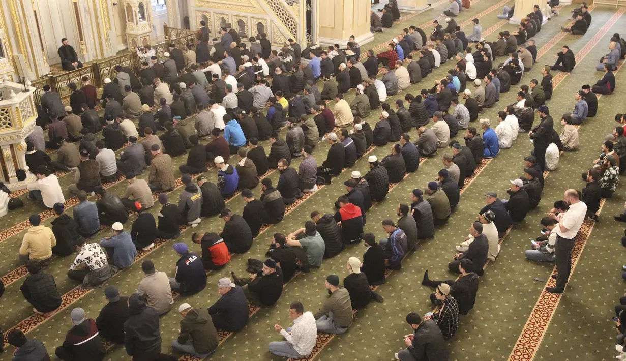 <p>Pria Muslim melaksanakan sholat Idul Fitri menandai berakhirnya bulan suci Ramadhan di Grozny, Rusia, Senin, 2 Mei 2022. Muslim di seluruh dunia menandai bulan suci Ramadhan. (AP Photo/Musa Sadulayev)</p>