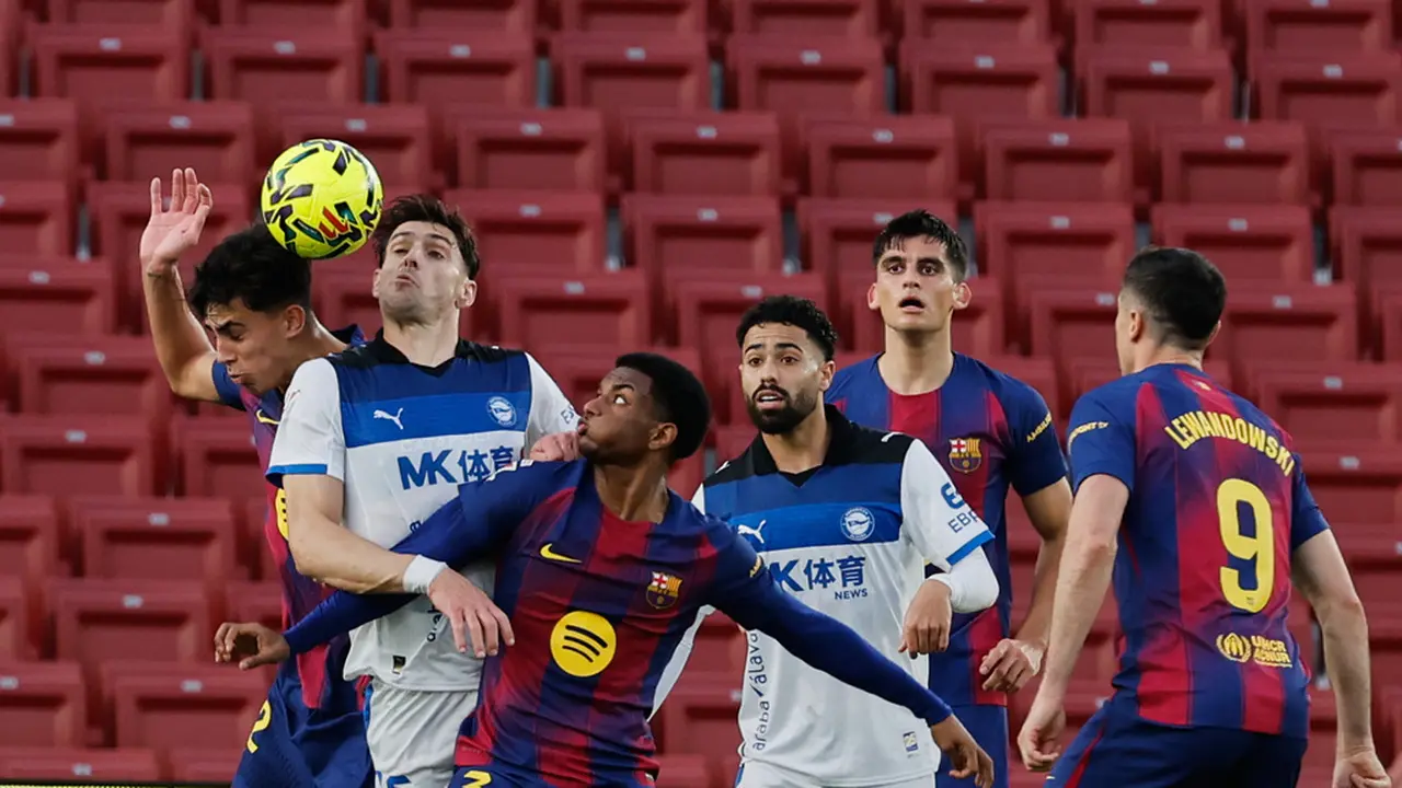 Para pemain Barcelona dan Alaves berebut bola