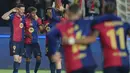 Penyerang Barcelona, Robert Lewandowski (kiri) merayakan gol kedua timnya selama pertandingan sepak bola laga leg pertama babak perempat final Liga Champions 2024/2025 melawan BVB Borussia Dortmund di Estadi Olimpic Lluis Companys, Barcelona, 9 April 2025 atau Kamis (10/4/2025) dini hari WIB. (LLUIS GENE/AFP)