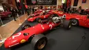 Mobil-mobil Ferrari klasik saat dipamerkan dalam peresmian pameran Ferrari di Monako (3/12). Sekitar lima puluh mobil ferrari unik klasik di dunia ini dipamerkan di acara tersebut. (AFP Photo/Valery Hache)