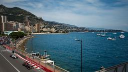Pebalap Toro Rosso, Daniil Kvyat, melintas dekat pantai saat latihan bebas F1 GP Monako, (26/5/2016). (AFP/Andrej Isakovic)