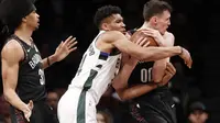 Center Brooklyn Nets Jarrett Allen mencoba mempertahankan bola dari rebutan forward Milwaukee Bucks Giannis Antetokounmpo saat kedua tim bertemu dalam laga lanjutan NBA di New York, Selasa (5/2/2019). (AP Photo/Kathy Willens)