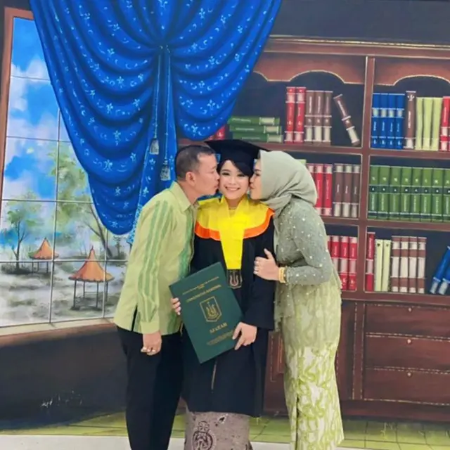 6 Potret Bahagia Wisuda Adik Ayu Ting Ting, Keluarga Tampil Kompak