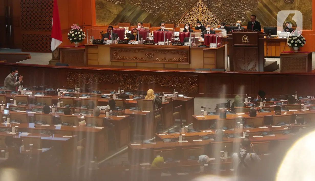 Wakil Ketua DPR Sufmi Dasco Ahmad menyampaikan pidato pada pembukaan Rapat Paripurna Pembukaan Masa Persidangan V Tahun Sidang 2021-2022 di Nusantara II, Kompleks Parlemen MPR/DPR-DPD, Senayan, Jakarta, Selasa (17/5/2022). Rapat paripurna hari ini menandakan DPR kembali aktif bersidang setelah selesai menjalani masa reses. Hadir 76 anggota yang secara fisik, 252 secara virtual dan izin 5 anggota. Sehingga total kehadiran rapat paripurna hari ini adalah 333 dari 575 anggota DPR. (Liputan6.com/Angga Yuniar)