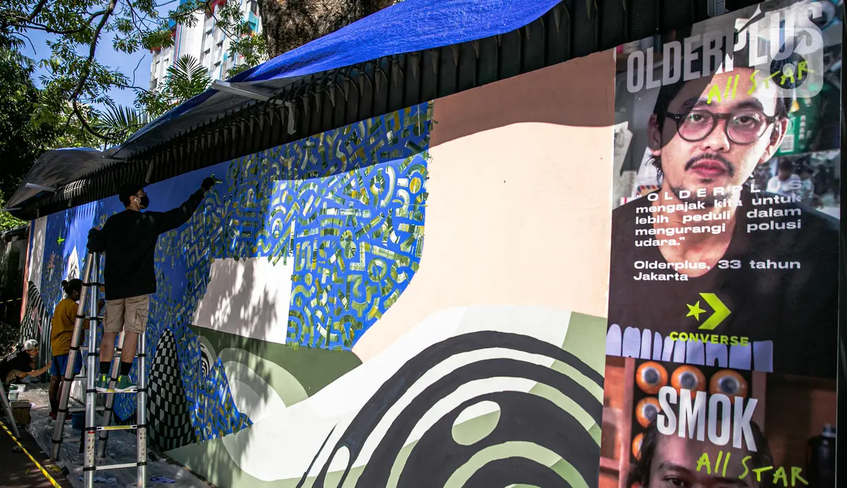 Seniman mural komunitas Converse All Stars melukis dinding Institut Perancis Indonesia (IFI) di Jalan MH. Thamrin, Jakarta, Rabu (2/12/2020). Para seniman mengkampanyekan upaya pembersihan udara perkotaan dengan menanam pohon. (Liputan6.com/Faizal Fanani)